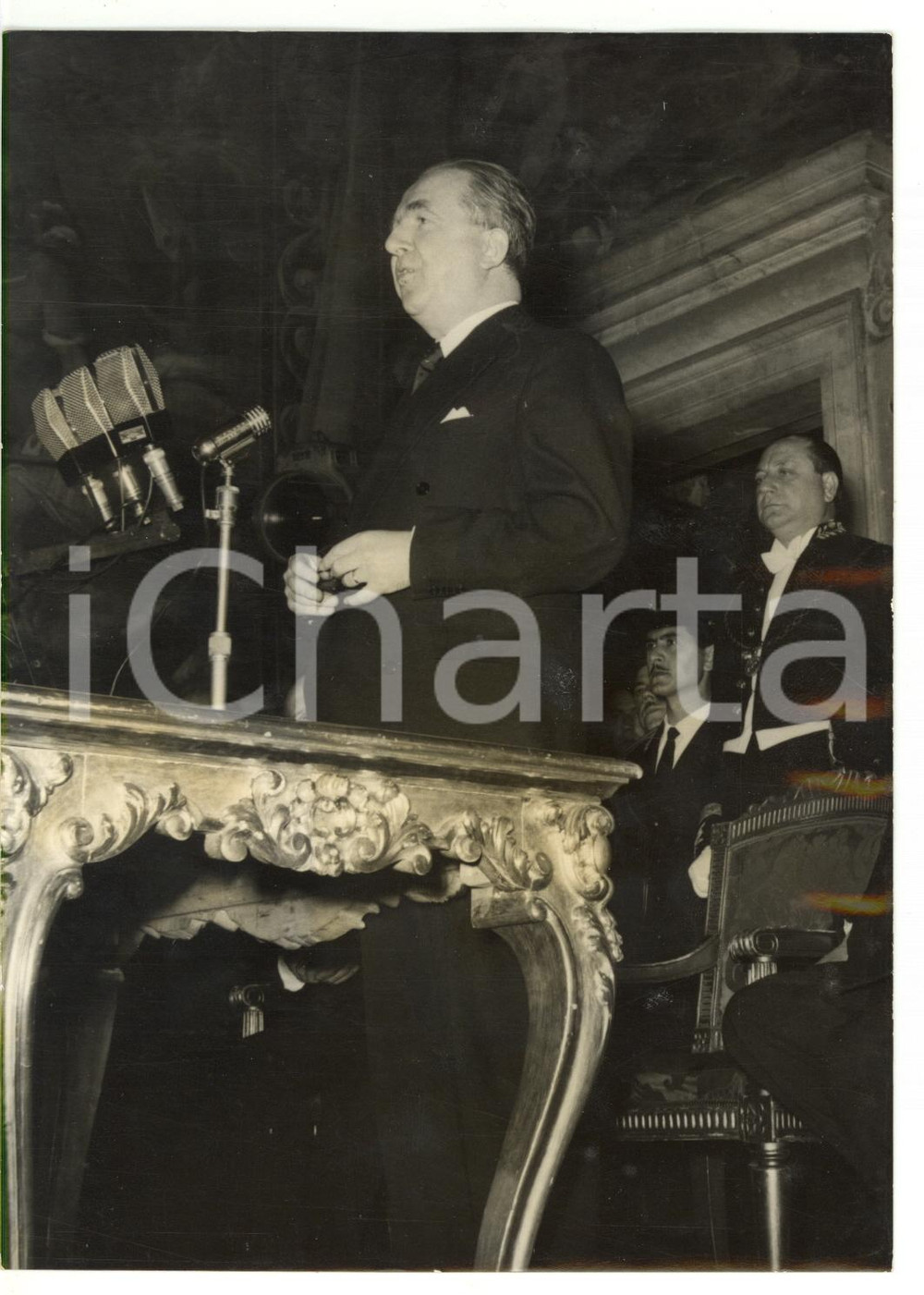 1953 ROMA Cinquantenario della Municipalizzazione - Intervento di Giuseppe PELLA Fotografia d'epoca con didascalia coeva al verso.  CONDIZIONI: G (ma alone diffuso e lieve ondulazione) CONDIZIONI: 13x18 cm    originale e autentica 1