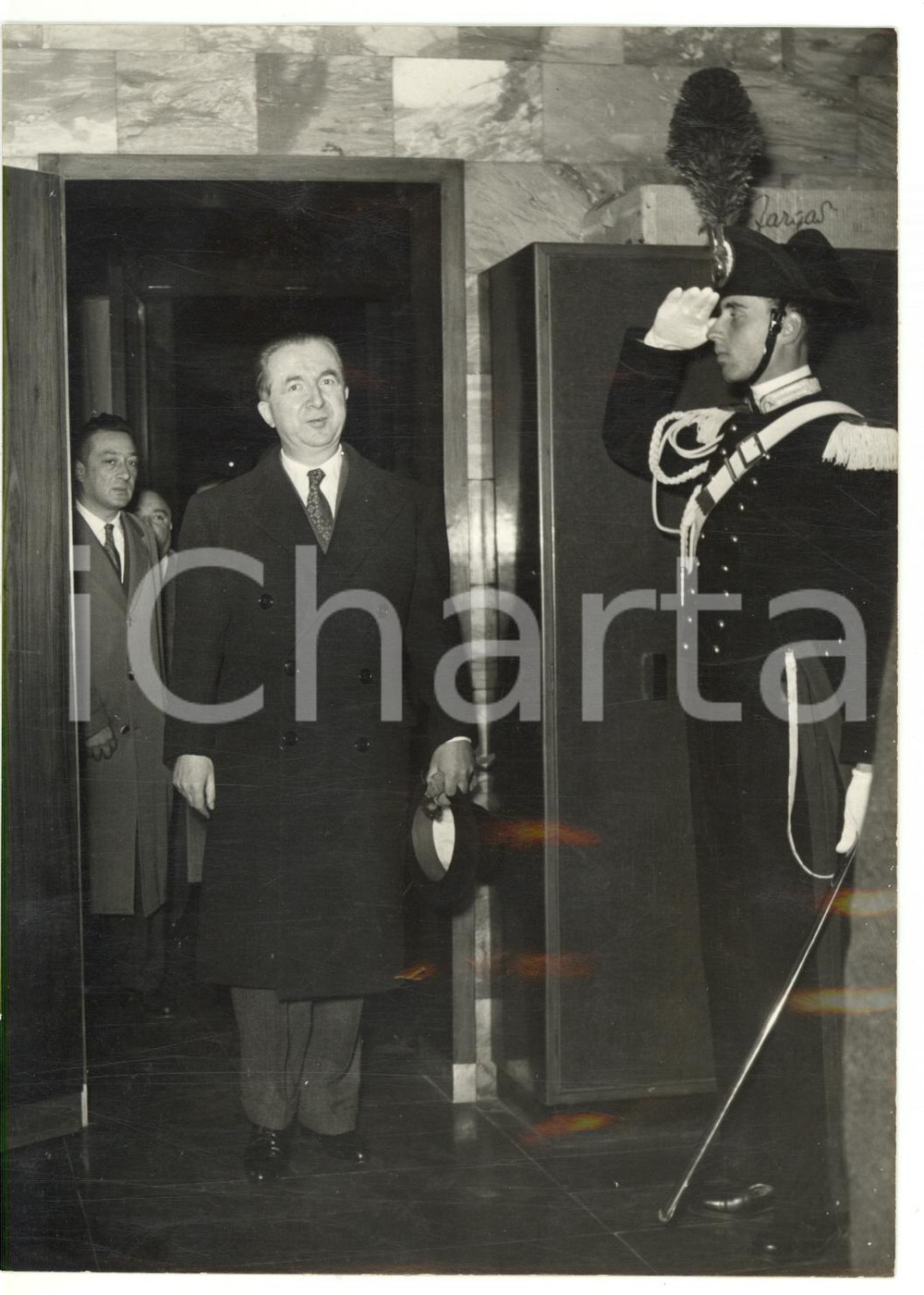 1953 ROMA Carabiniere sull'attenti al passaggio di Giuseppe PELLA *Foto 13x18 cm Fotografia d'epoca con didascalia coeva al verso.  CONDIZIONI: G (ma lieve ondulazione) CONDIZIONI: 13x18 cm    originale e autentica 1