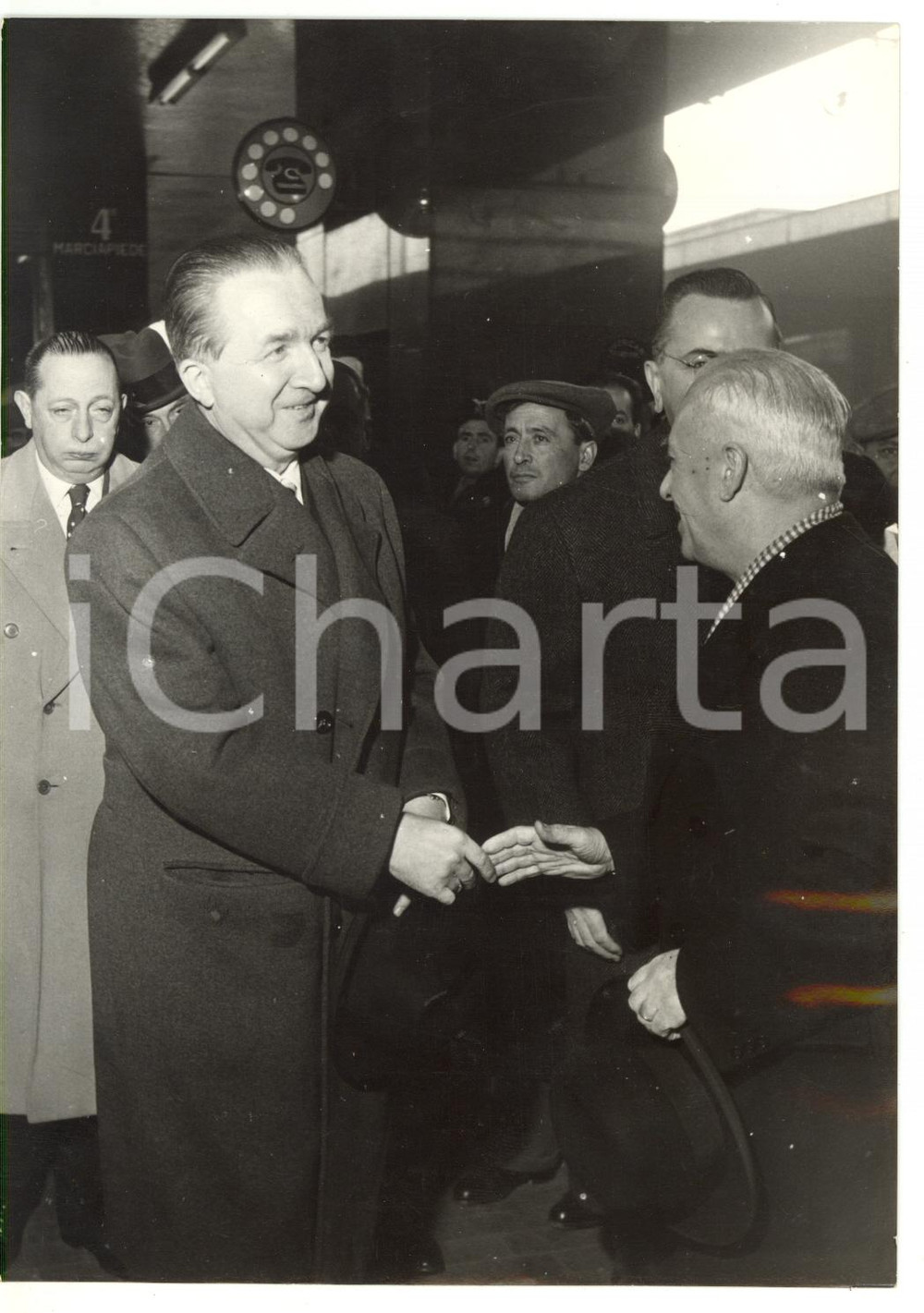 1958 ROMA Termini - Giuseppe PELLA al rientro da BRUXELLES *Foto 13x18 cm Fotografia d'epoca con didascalia coeva al verso.  CONDIZIONI: G CONDIZIONI: 13x18 cm    originale e autentica 1