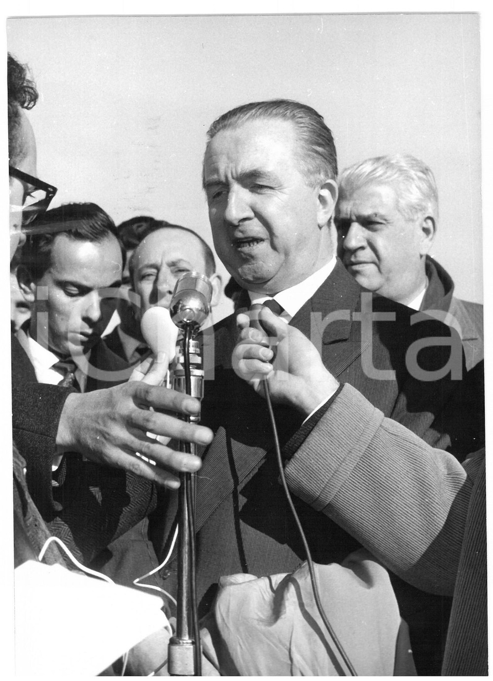1957 ROMA Giuseppe PELLA intervistato dai giornalisti - Fotografia 18x13 Fotografia d'epoca con didascalia coeva al verso.  CONDIZIONI: POOR (ondulazione orizzontale) CONDIZIONI: 13x18 cm    originale e autentica 1