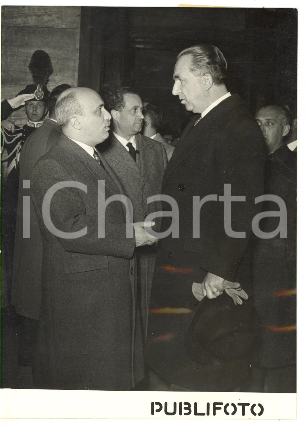 1953 ROMA Termini - Amintore FANFANI riceve Giuseppe PELLA alla stazione *Foto Fotografia d'epoca con didascalia coeva al verso.  CONDIZIONI: FAIR (ondulazione) CONDIZIONI: 13x18 cm    originale e autentica 1