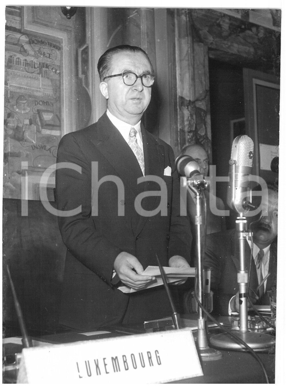 1953 ROMA Giuseppe PELLA interviene durante conferenza stampa *Foto 13x18 cm Fotografia d'epoca con didascalia coeva al verso.  CONDIZIONI: FAIR (sovraimpressioni) CONDIZIONI: 13x18 cm    originale e autentica 1