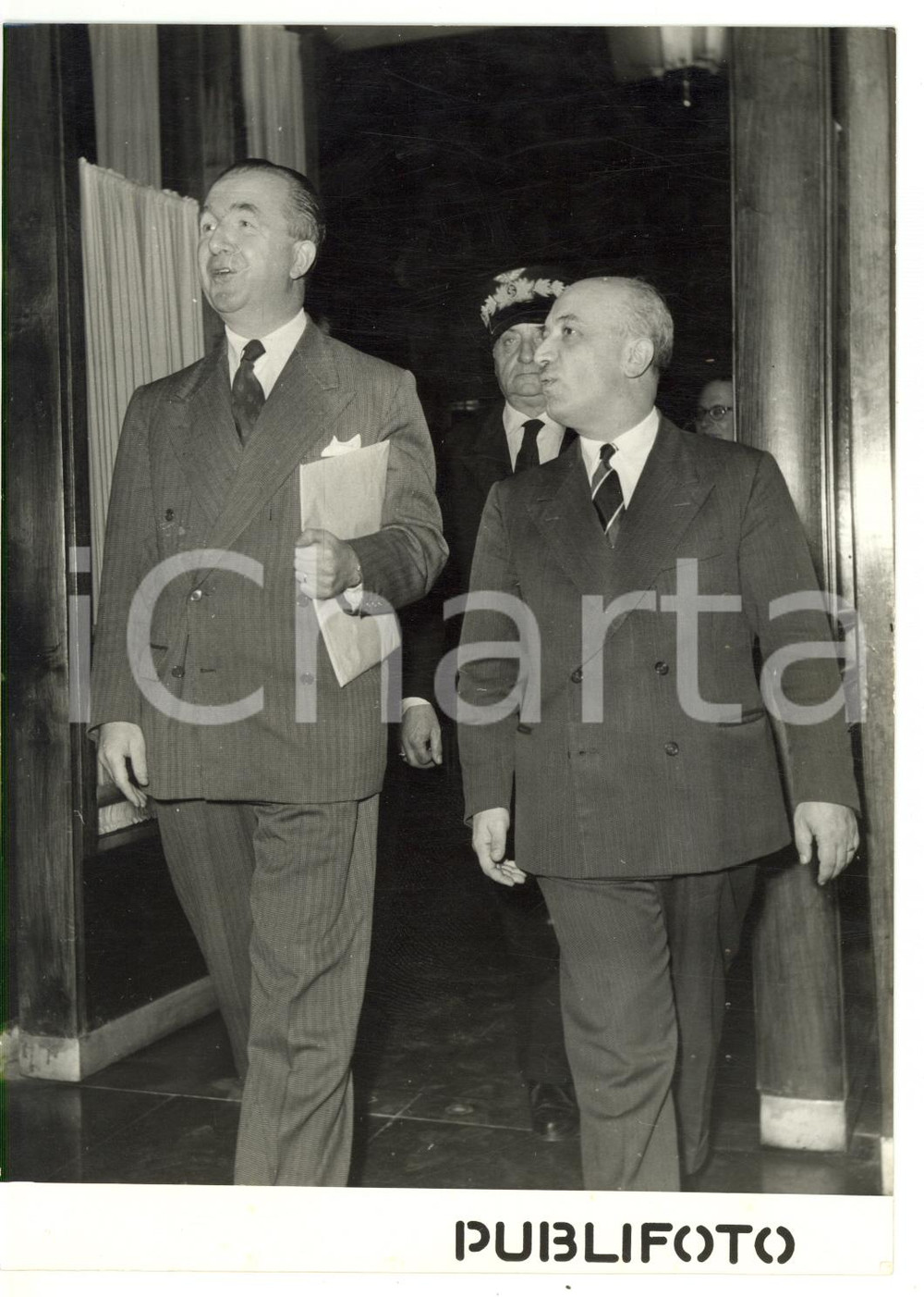 1953 ROMA Giuseppe PELLA con Amintore FANFANI - Fotografia 13x18 cm Fotografia d'epoca con didascalia coeva al verso.  CONDIZIONI: G (ma sovraimpressione lungo il margine destro) CONDIZIONI: 13x18 cm    originale e autentica 1