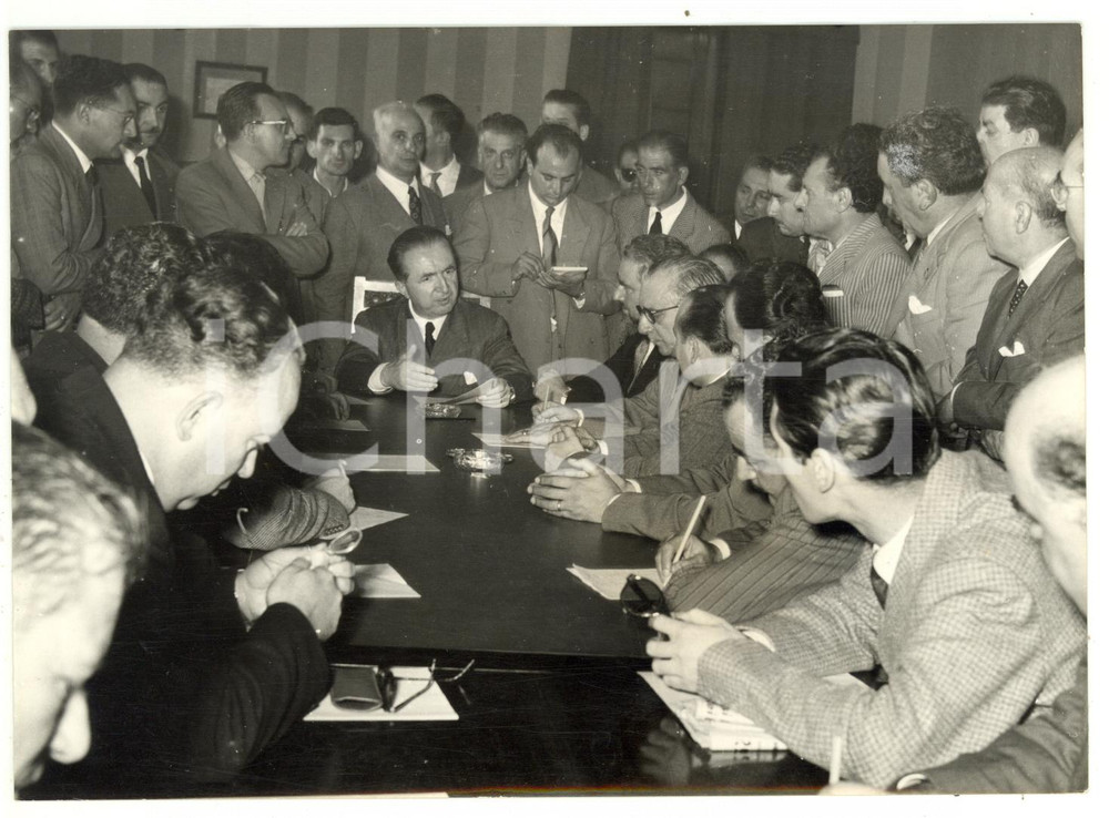 1953 REGGIO CALABRIA Giuseppe PELLA valuta danni dell'alluvione *Foto 18x13 cm Fotografia d'epoca con didascalia coeva al verso.  CONDIZIONI: G (ma lieve sovraimpressione) CONDIZIONI: 18x13 cm    originale e autentica 1