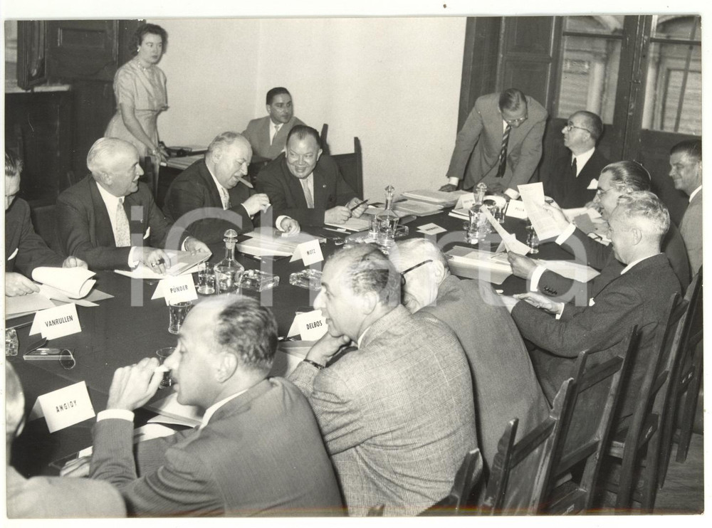 1956 ROMA - CECA Tavola rotonda con Giuseppe PELLA *Fotografia 18x13 cm Fotografia d'epoca con didascalia coeva al verso.  CONDIZIONI: G CONDIZIONI: 18x13 cm    originale e autentica 1