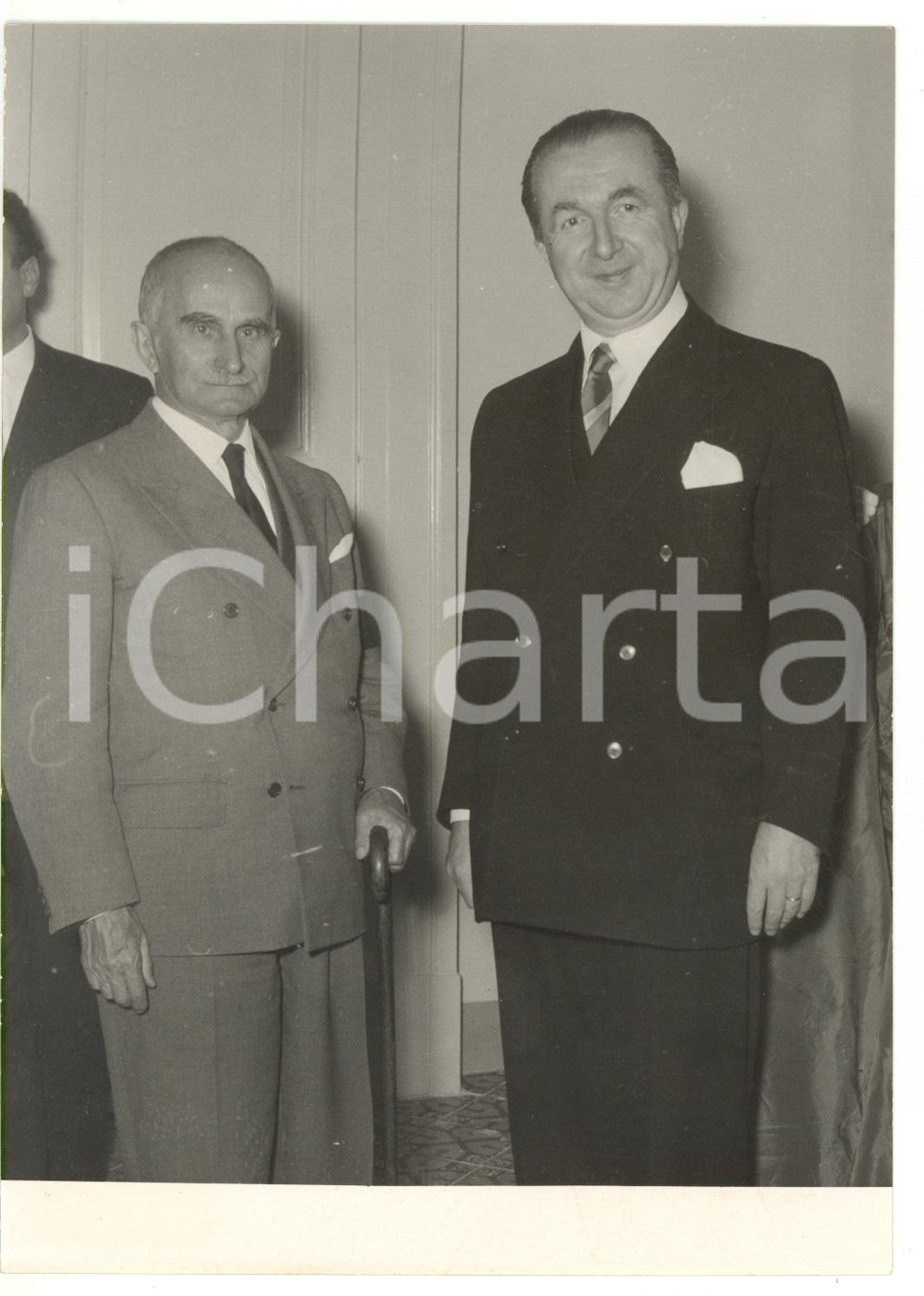1955 ca NAPOLI Villa Rosebery - Incontro tra Giuseppe PELLA e Luigi EINAUDI Fotografia d'epoca con didascalia coeva al verso.  CONDIZIONI: FAIR (lieve piegatura all'angolo superiore sinistro; lievi sovraimpressioni) CONDIZIONI: 13x18 cm    originale e autentica 1