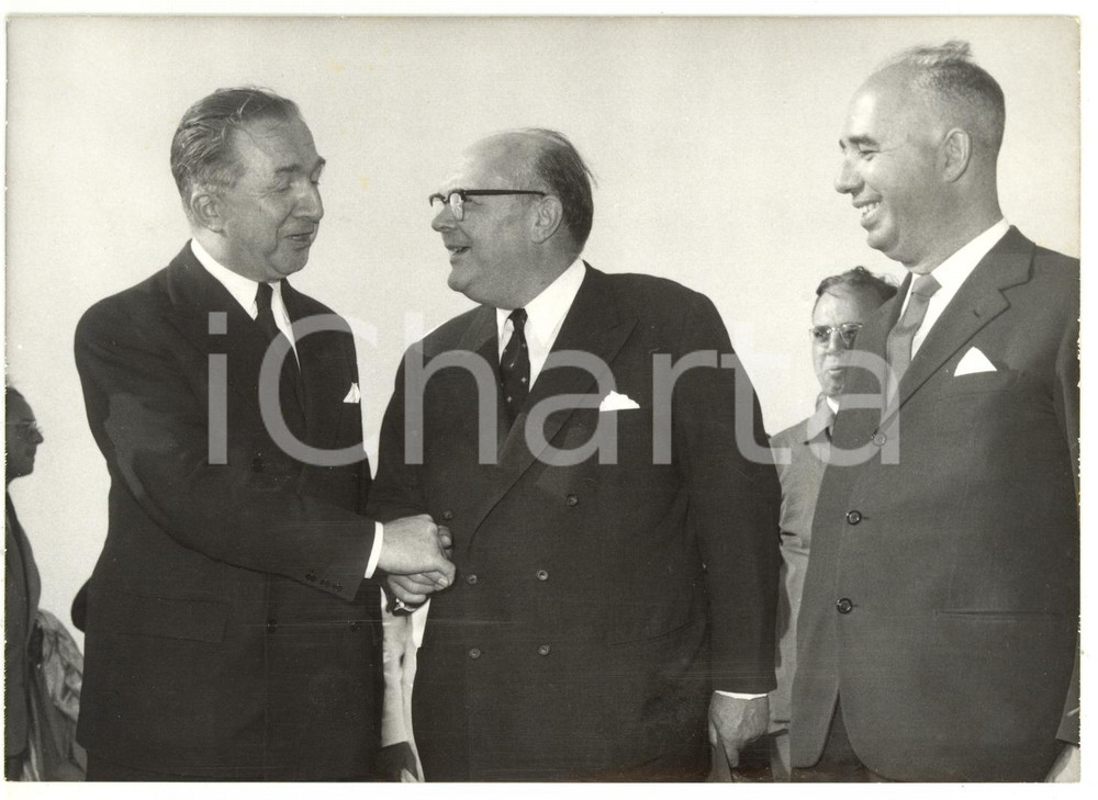 1957 ROMA Giuseppe PELLA - Paul-Henri SPAAK - Paolo Emilio TAVIANI *Foto 18x13 Fotografia d'epoca con didascalia coeva al verso.  CONDIZIONI: G (ma lieve abrasione lungo il margine destro) CONDIZIONI: 18x13 cm    originale e autentica 1