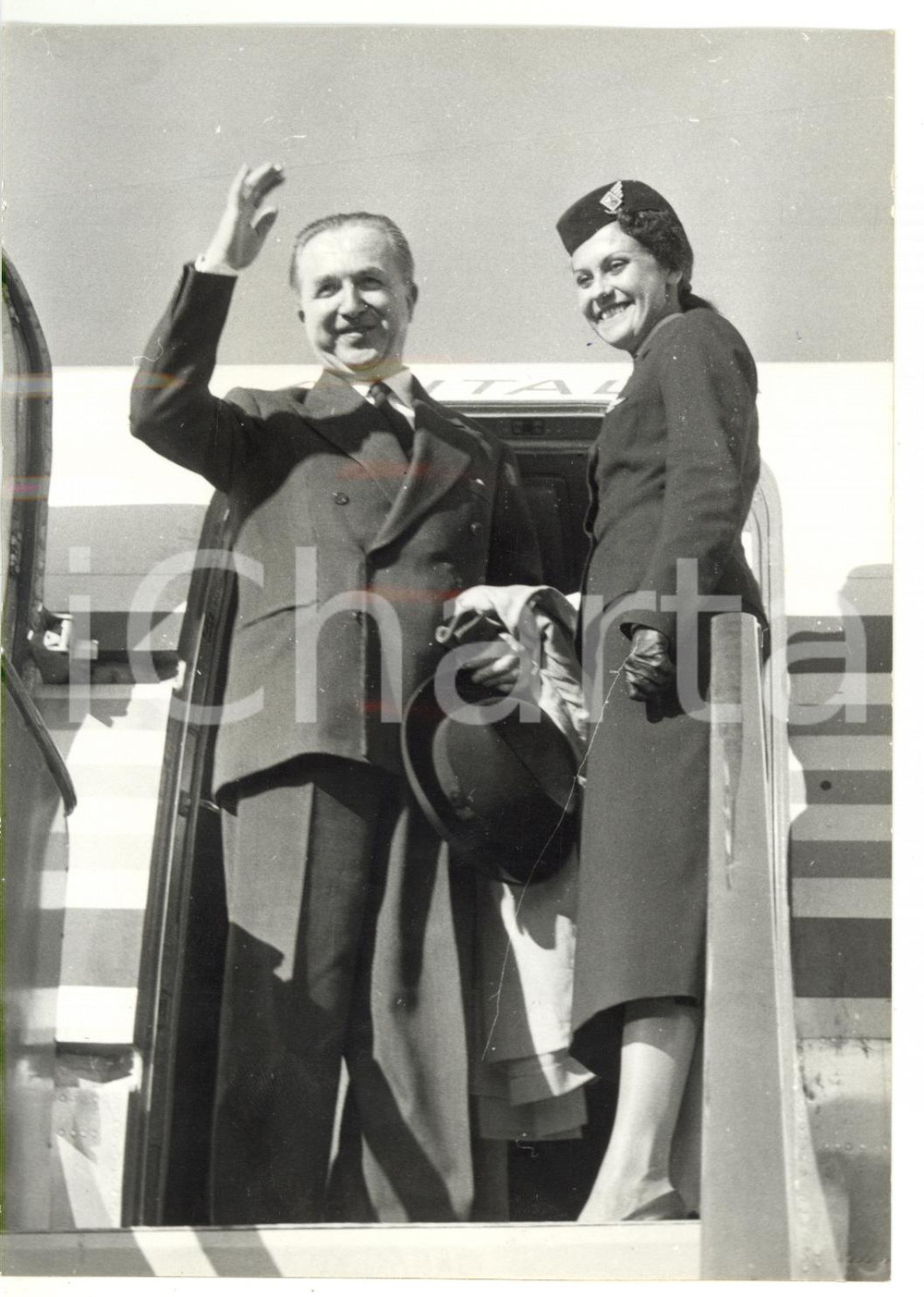 1957 ROMA Fiumicino - Giuseppe PELLA in partenza per Montevideo *Foto 13x18 cm Fotografia d'epoca con didascalia coeva al verso.  CONDIZIONI: POOR (ondulazione e piccola piegatura al centro) CONDIZIONI: 13x18 cm    originale e autentica 1
