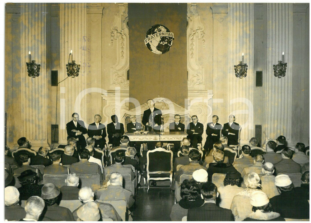 1957 TORINO Convegno FraternitÃ  Mondiale - Discorso on. Giuseppe PELLA *Foto Fotografia d'epoca con didascalia coeva al verso.  CONDIZIONI: FAIR (alone diffuso) CONDIZIONI: 18x13 cm    originale e autentica 1