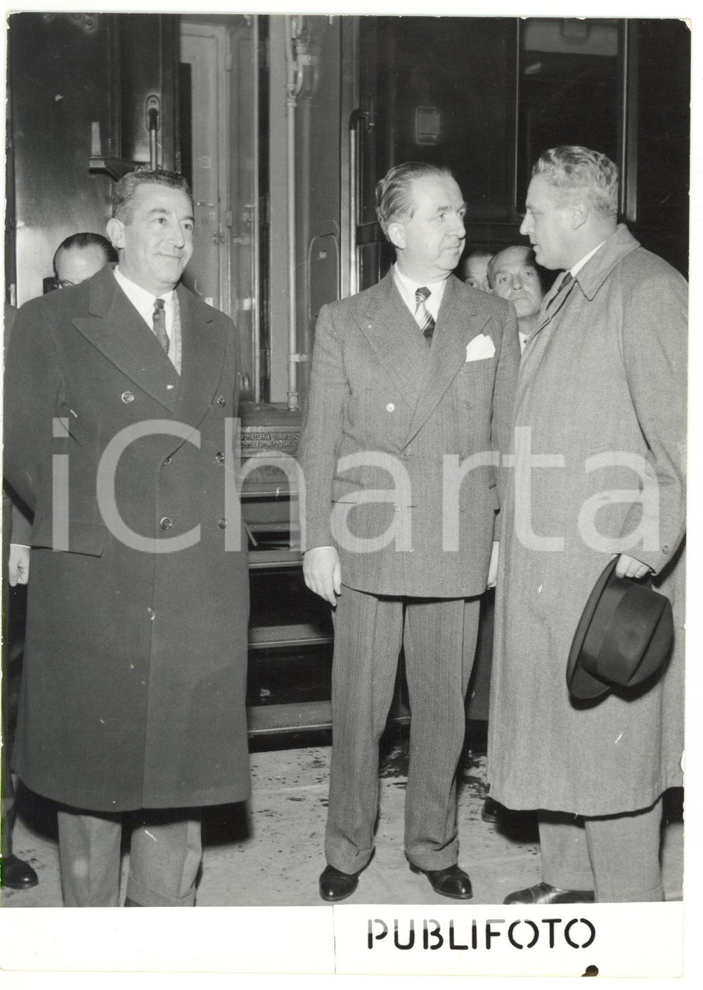 1955 ca GENOVA Arrivo di Giuseppe PELLA in stazione - Foto 13x18 cm Fotografia d'epoca.  CONDIZIONI: G CONDIZIONI: 13x18 cm  originale e autentica 1