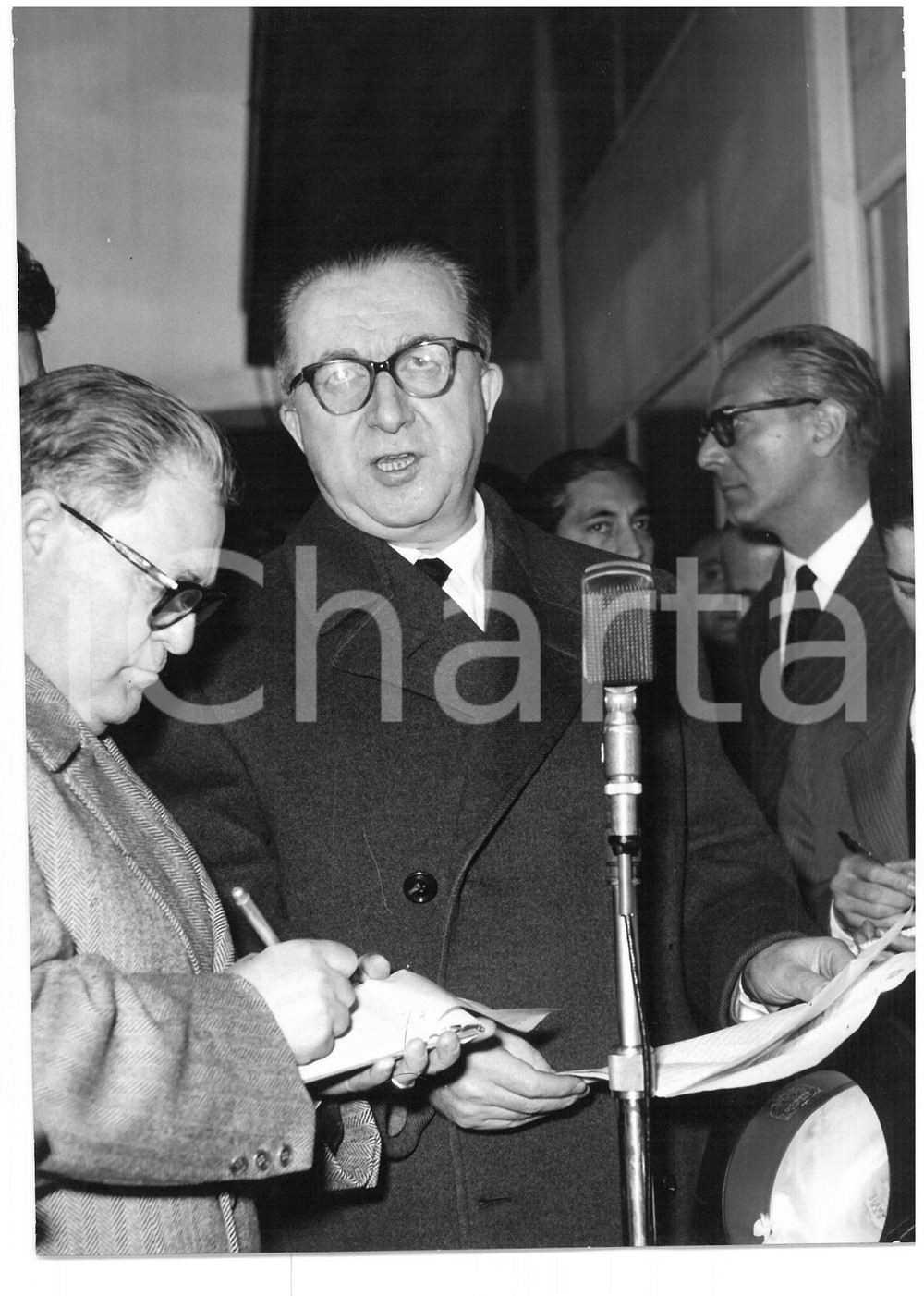1959 ROMA Ciampino - Giuseppe PELLA intervistato dai giornalisti *Foto 13x18 cm Fotografia d'epoca con didascalia coeva al verso.  CONDIZIONI: FAIR (piccola piegatura all'angolo inferiore destro) CONDIZIONI: 13x18 cm    originale e autentica 1