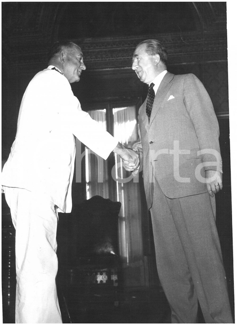 1957 ROMA Giuseppe PELLA riceve l'ammiraglio Robert BRISCOE in visita ufficiale Fotografia d'epoca con didascalia coeva al verso.  CONDIZIONI: G (ma piccola piegatura al margine destro) CONDIZIONI: 13x18 cm    originale e autentica 1