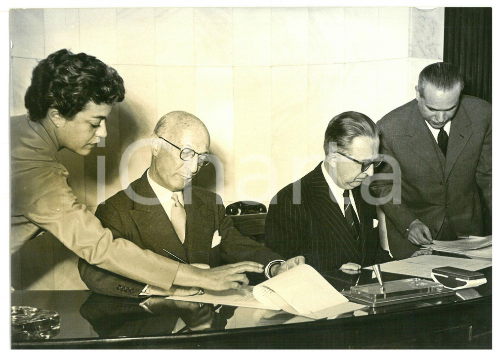 1958 ROMA Giuseppe PELLA e James David ZELLERBACH firmano accordo UNICEF *Foto Fotografia d'epoca con didascalia coeva al verso.  CONDIZIONI: G (ma lieve alone diffuso) CONDIZIONI: 18x13 cm    originale e autentica 1