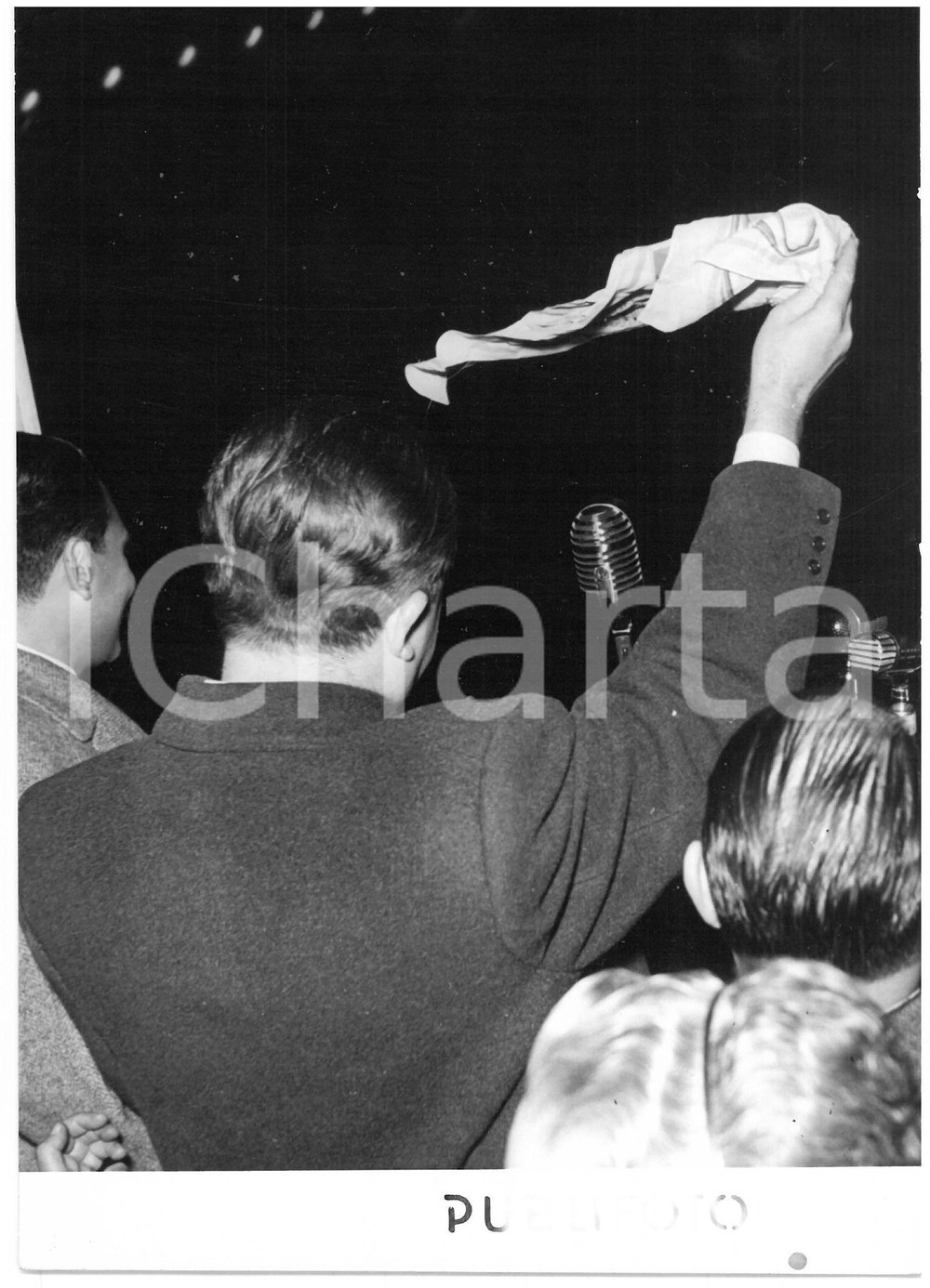 1955 ca VENEZIA Giuseppe PELLA durante celebrazioni del 4 novembre *Foto 13x18 Fotografia d'epoca con didascalia coeva al verso.  CONDIZIONI: G (ma lieve sovraimpressione al margine sinistro) CONDIZIONI: 13x18 cm    originale e autentica 1