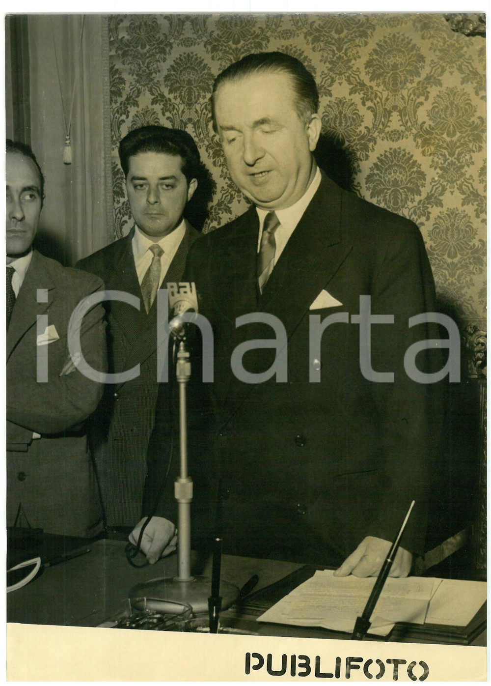 1953 ROMA Giuseppe PELLA interviene sulla Rivolta di Trieste - Foto 13x18 cm Fotografia d'epoca con didascalia coeva al verso.  CONDIZIONI: FAIR (lievi ondulazione; minimo alone diffuso) CONDIZIONI: 13x18 cm    originale e autentica 1