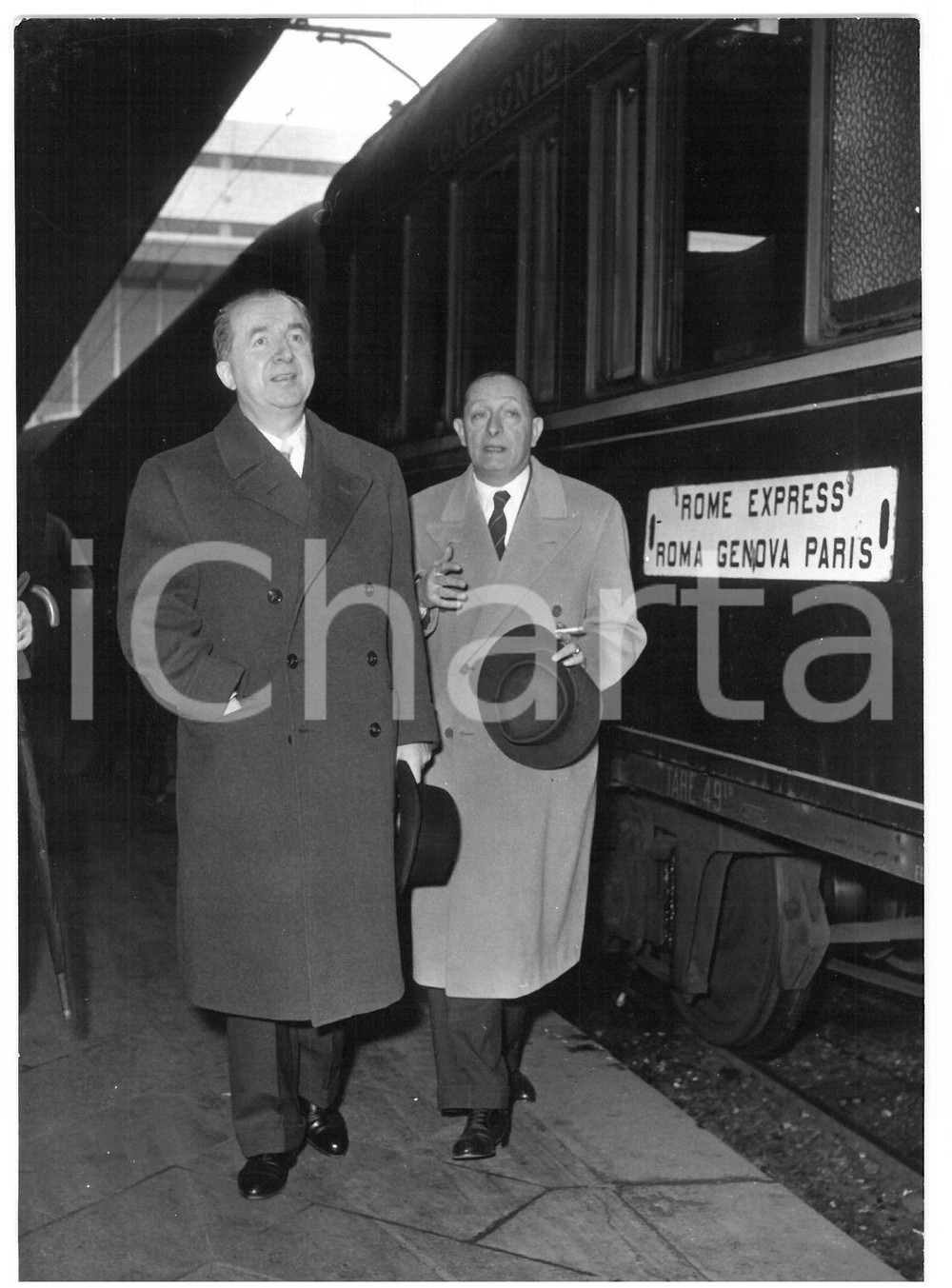 1958 ROME EXPRESS Ministro Giuseppe PELLA in partenza per Parigi *Foto 13x18 cm Fotografia d'epoca con didascalia coeva al verso.  CONDIZIONI: G (ma piccola piegatura al margine destro) CONDIZIONI: 13x18 cm    originale e autentica 1