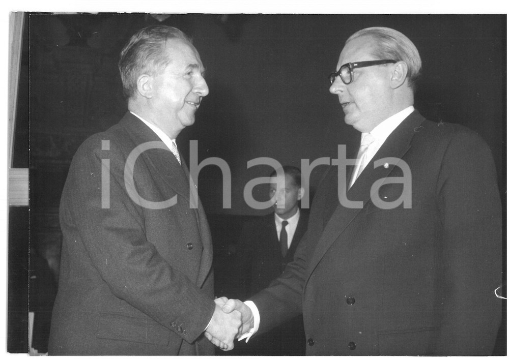 1957 ROMA Giuseppe PELLA e Heinrich VON BRENTANO stringono accordo commerciale Fotografia d'epoca con didascalia coeva al verso.  CONDIZIONI: G (ma lieve ondulazione al margine superiore) CONDIZIONI: 18x13 cm    originale e autentica 1