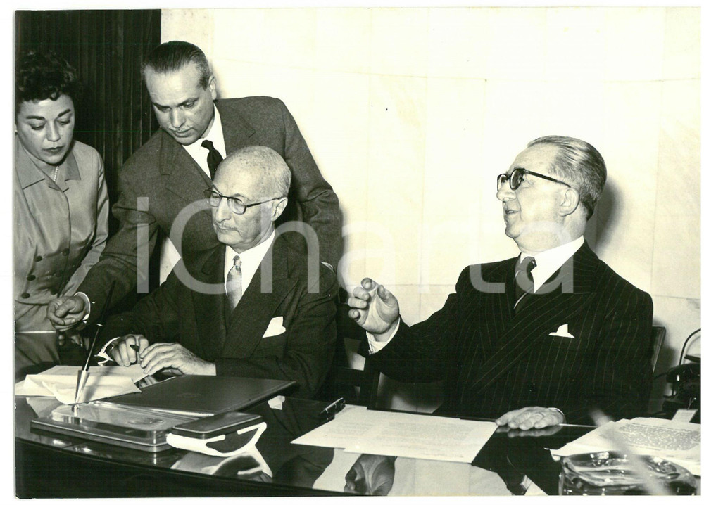 1958 ROMA Giuseppe PELLA e James David ZELLERBACH firmano accordo UNICEF - Foto Fotografia d'epoca con didascalia coeva al verso.  CONDIZIONI: G (ma lievi sovraimpressioni) CONDIZIONI: 18x13 cm    originale e autentica 1