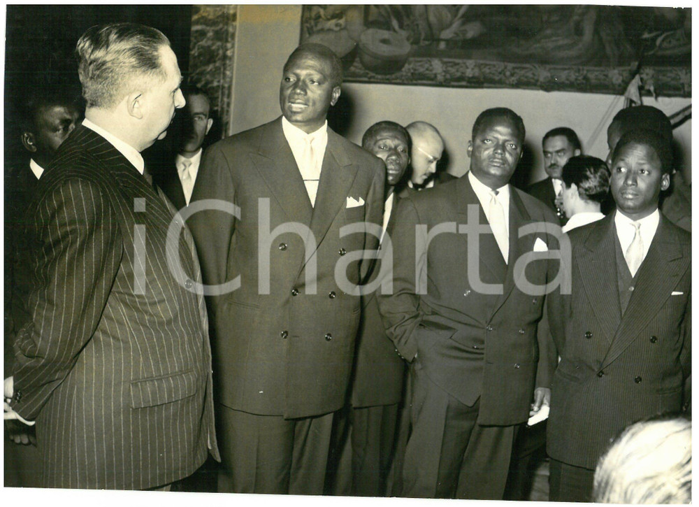 1958 ROMA Ministro Giuseppe PELLA riceve componenti della missione CEDDIMON Fotografia d'epoca con didascalia coeva al verso.  CONDIZIONI: G (ma lievi aloni) CONDIZIONI: 18x13 cm    originale e autentica 1