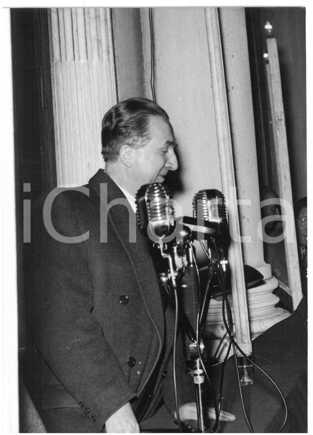 1955 ca VENEZIA Giuseppe PELLA al termine del discorso - Foto 13x18 cm Fotografia d'epoca con didascalia coeva al verso.  CONDIZIONI: G (ma lieve sovraimpressione) CONDIZIONI: 13x18 cm    originale e autentica 1