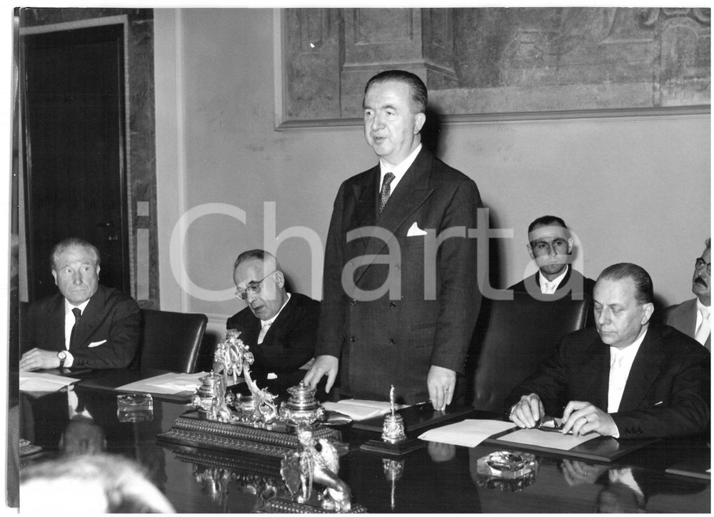 1958 MILANO Palazzo Marino - MEC Conferenza stampa con Giuseppe PELLA *Foto Fotografia d'epoca con didascalia coeva al verso.  CONDIZIONI: FAIR (ondulazione al margine superiore) CONDIZIONI: 18x13 cm    originale e autentica 1
