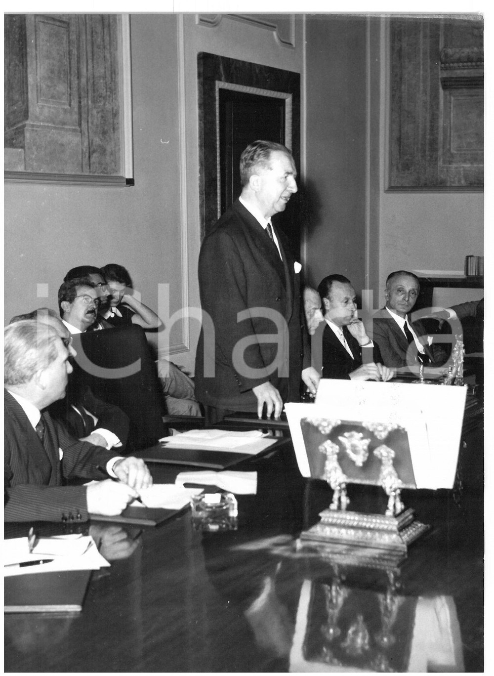 1958 MILANO Palazzo Marino - MEC Conferenza stampa con Giuseppe PELLA - Foto Fotografia d'epoca con didascalia coeva al verso.  CONDIZIONI: G (ma sovraimpressione al centro) CONDIZIONI: 13x18 cm    originale e autentica 1