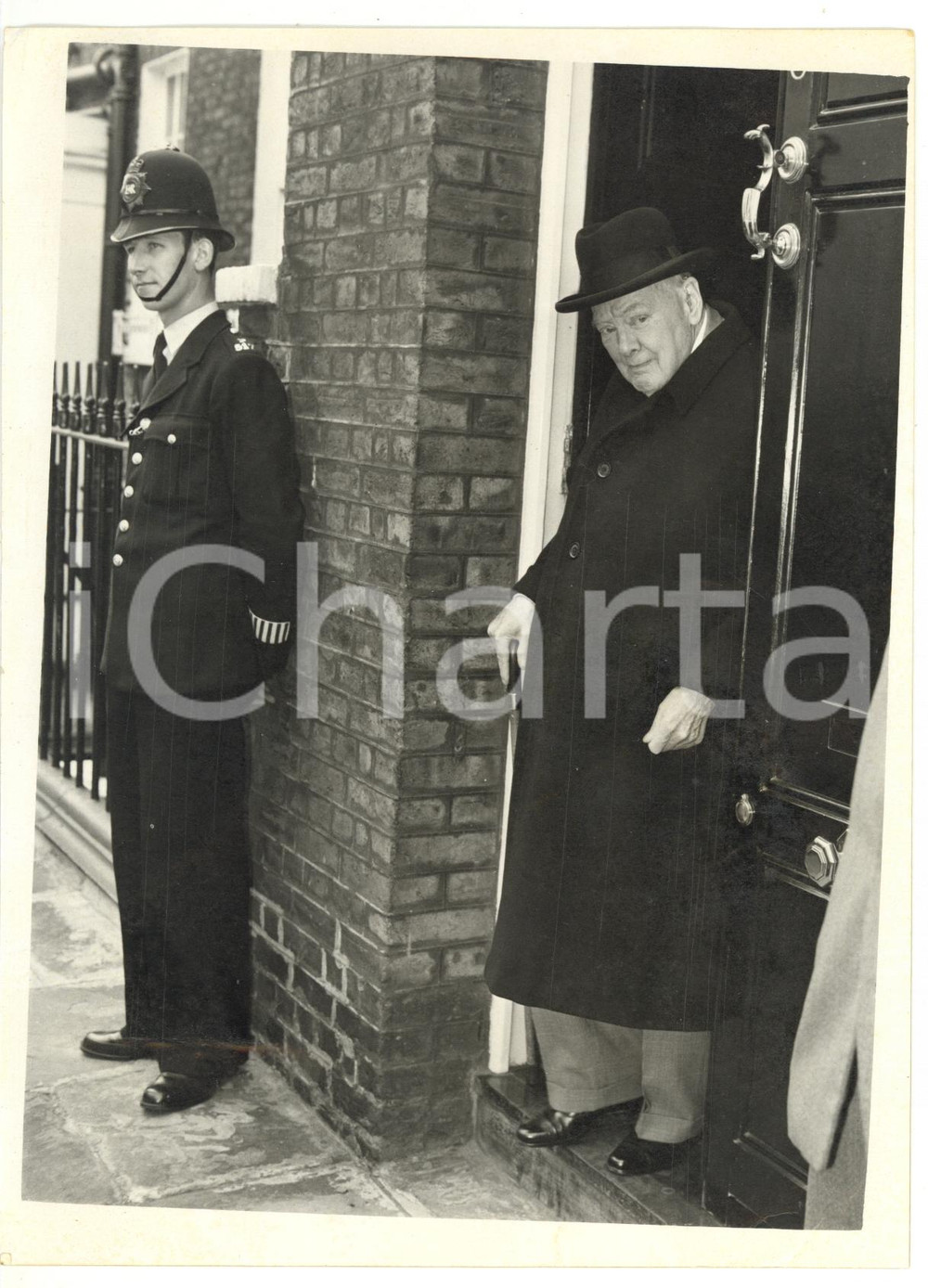 1961 LONDON Sir Winston CHURCHILL leaving his Hyde Park Gate home *Photo 15x20 Fotografia d'epoca con didascalia coeva al verso.  CONDIZIONI: POOR (graffi verticali; piccola piegatura all'angolo inferiore destro) CONDIZIONI: 15x20 cm    originale e autentica 1