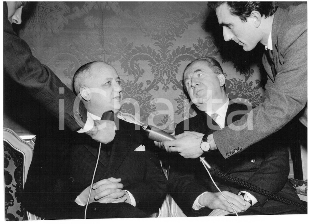 1957 MILANO - ISPI Intervista a Christian PINEAU e Giuseppe PELLA *Foto 18x13 cm Fotografia d'epoca con didascalia coeva al verso.  CONDIZIONI: G (ma lievi sovraimpressioni) CONDIZIONI: 18x13 cm    originale e autentica 1