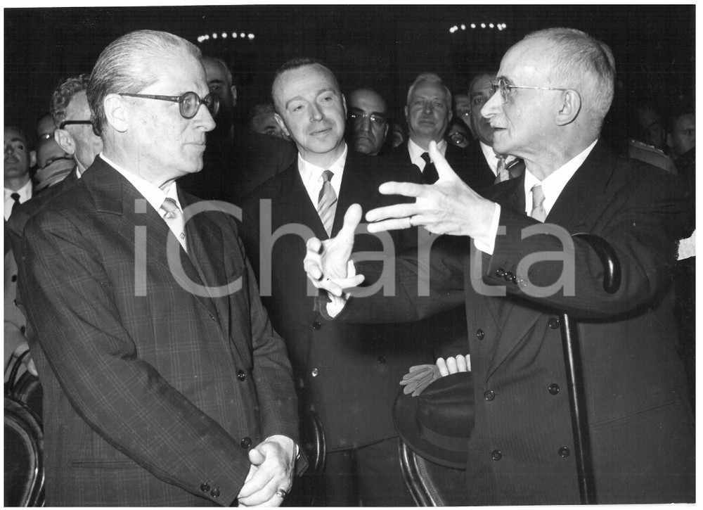 1955 PRATO Luigi EINAUDI discute con Giovanni GRONCHI *Foto 18x13 cm Fotografia d'epoca con didascalia coeva al verso.  CONDIZIONI: G (ma minime macchie al margine inferiore) CONDIZIONI: 18x13 cm    originale e autentica 1