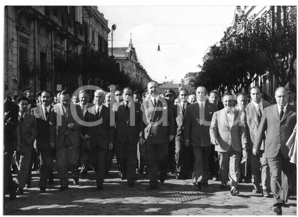 1953 REGGIO CALABRIA Giuseppe PELLA visita le zone colpite *Foto 18x13 cm Fotografia d'epoca con didascalia coeva al verso.  CONDIZIONI: G (ma lieve sovraimpressione) CONDIZIONI: 18x13 cm    originale e autentica 1