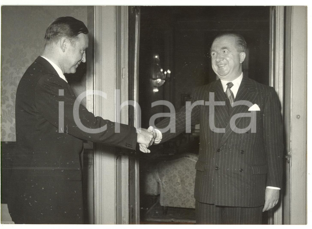 1957 ROMA Giuseppe PELLA riceve ambasciatore Manfred KLAIBER *Foto 18x13 cm Fotografia d'epoca con didascalia coeva al verso.  CONDIZIONI: G (ma minime macchie) CONDIZIONI: 18x13 cm     originale e autentica 1