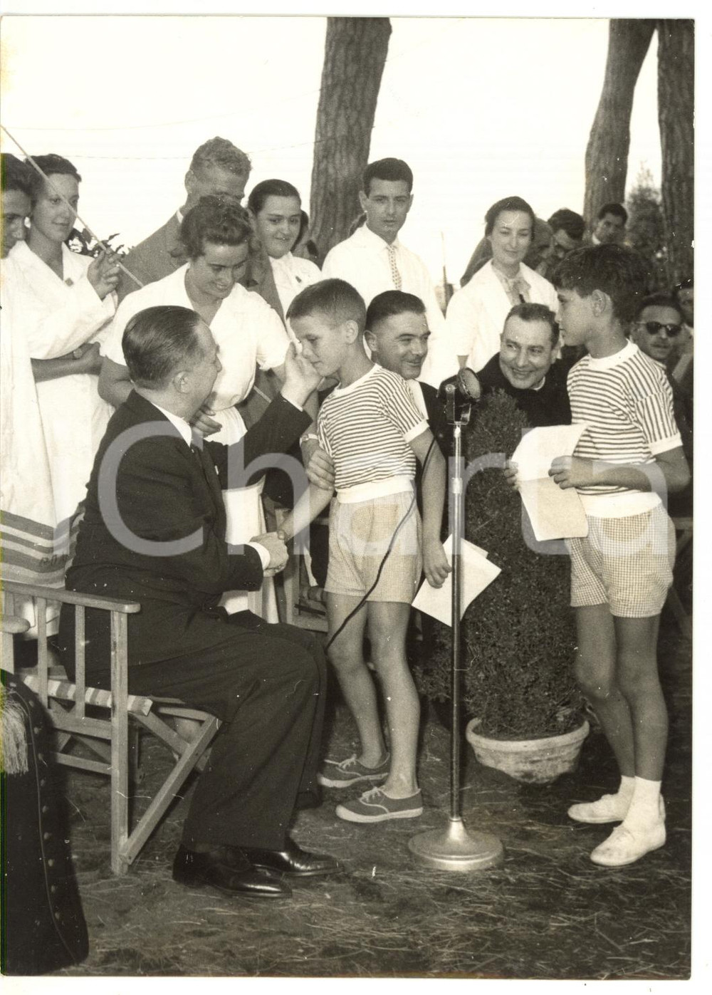 1957 ROMA Colonia POA - Giuseppe PELLA riceve i bambini *Foto 13x18 cm Fotografia d'epoca con didascalia coeva al verso.  CONDIZIONI: G CONDIZIONI: 13x18 cm    originale e autentica 1