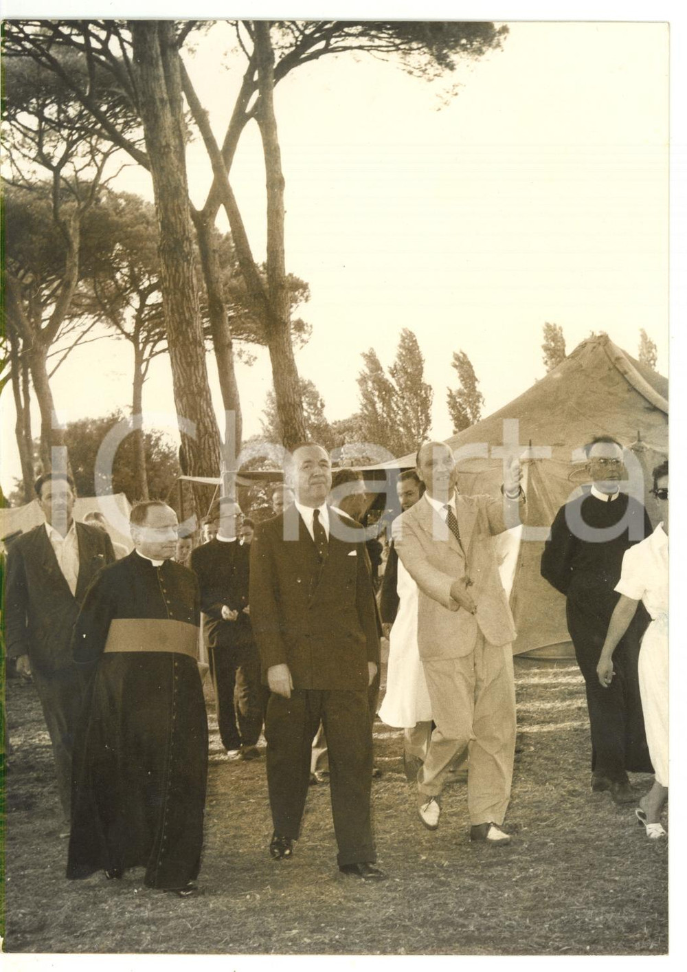 1957 ROMA Colonia POA - Giuseppe PELLA in visita ufficiale *Foto 13x18 cm Fotografia d'epoca con didascalia coeva al verso.  CONDIZIONI: FAIR (alone diffuso; piccola piegatura al margine inferiore) CONDIZIONI: 13x18 cm    originale e autentica 1