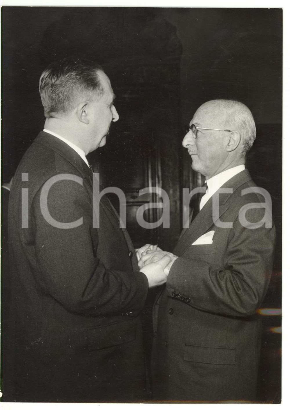 1958 ROMA Giuseppe PELLA e James David ZELLERBACH stringono accordo commerciale Fotografia d'epoca con didascalia coeva al verso.  CONDIZIONI: G (ma minima ondulazione al margine destro) CONDIZIONI: 13x18 cm    originale e autentica 1