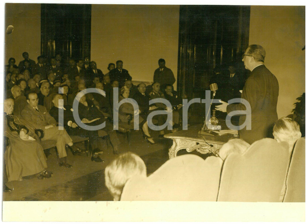 1958 UNIVERSITÃ€ DI TORINO Aula Magna - Discorso di Giuseppe PELLA *Foto 18x13 Fotografia d'epoca con didascalia coeva al verso.  CONDIZIONI: POOR (alone diffuso) CONDIZIONI: 18x13 cm     originale e autentica 1