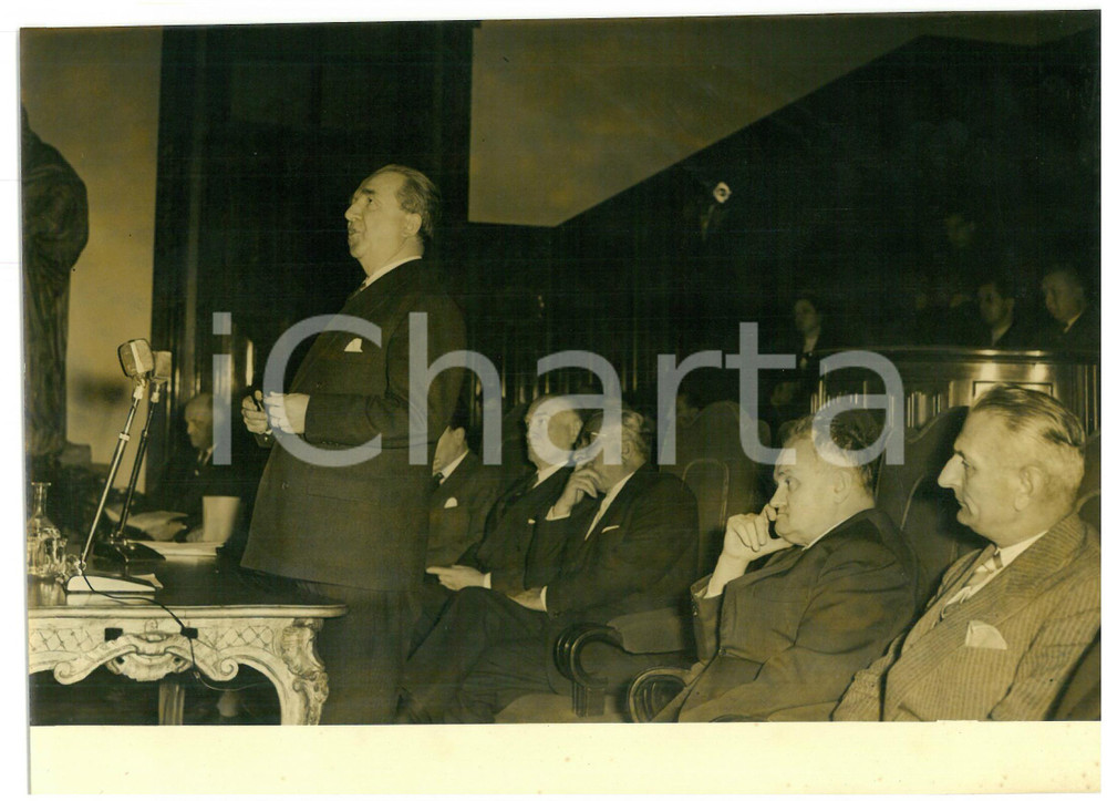 1958 UNIVERSITÃ€ DI TORINO Aula Magna - Discorso di Giuseppe PELLA - Foto Fotografia d'epoca con didascalia coeva al verso.  CONDIZIONI: FAIR (alone diffuso) CONDIZIONI: 18x13 cm    originale e autentica 1