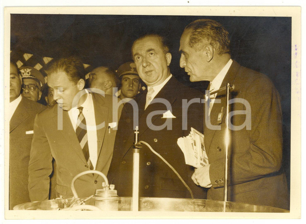 1957 TORINO Giornate medico-chirurgiche - Giuseppe PELLA - Achille DOGLIOTTI  Fotografia d'epoca con didascalia coeva al verso.  CONDIZIONI: FAIR (alone diffuso; minime tracce di inchiostro al margine destro) CONDIZIONI: 18x13 cm    originale e autentica 1