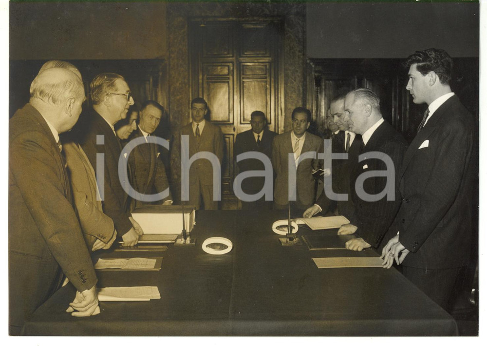 1957 ROMA Giuseppe PELLA a colloquio con l'ambasciatore Gaston PALEWSKI *Foto Fotografia d'epoca con didascalia coeva al verso.  CONDIZIONI: POOR (alone diffuso; macchia al verso) CONDIZIONI: 18x13 cm    originale e autentica 1