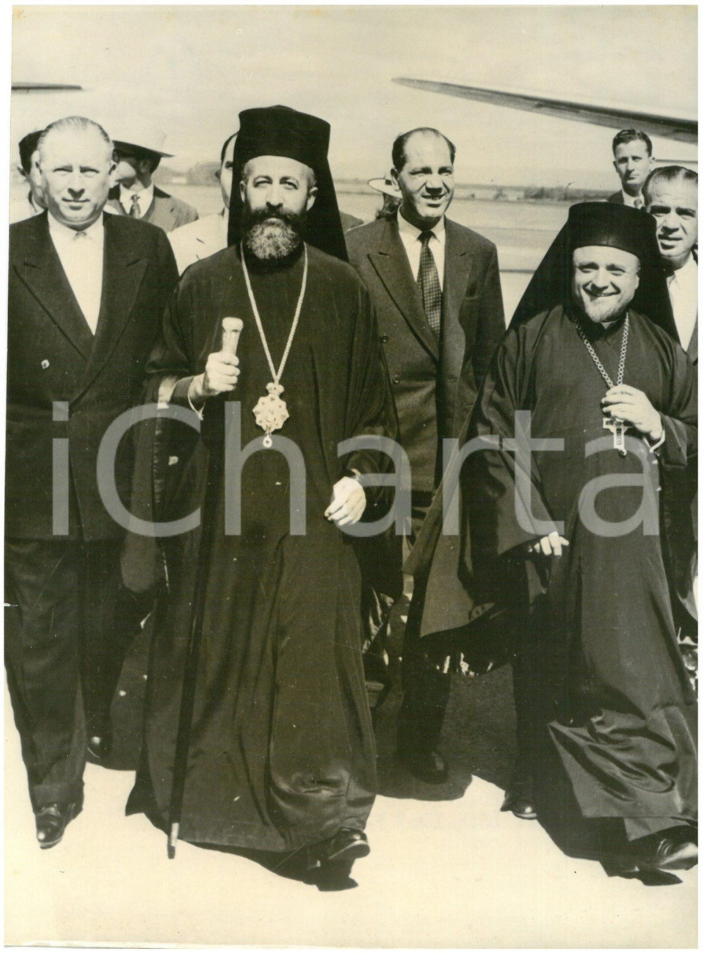 1957 NAIROBI (KENYA) - MAKARIOS III with Bishop of KYRENIA *Photo 15x20 cm Fotografia d'epoca con didascalia coeva al verso.  CONDIZIONI: FAIR (bassa qualit&agrave; di stampa; strappo millimetrico al margine sinistro) CONDIZIONI: 15x20 cm    originale e autentica 1