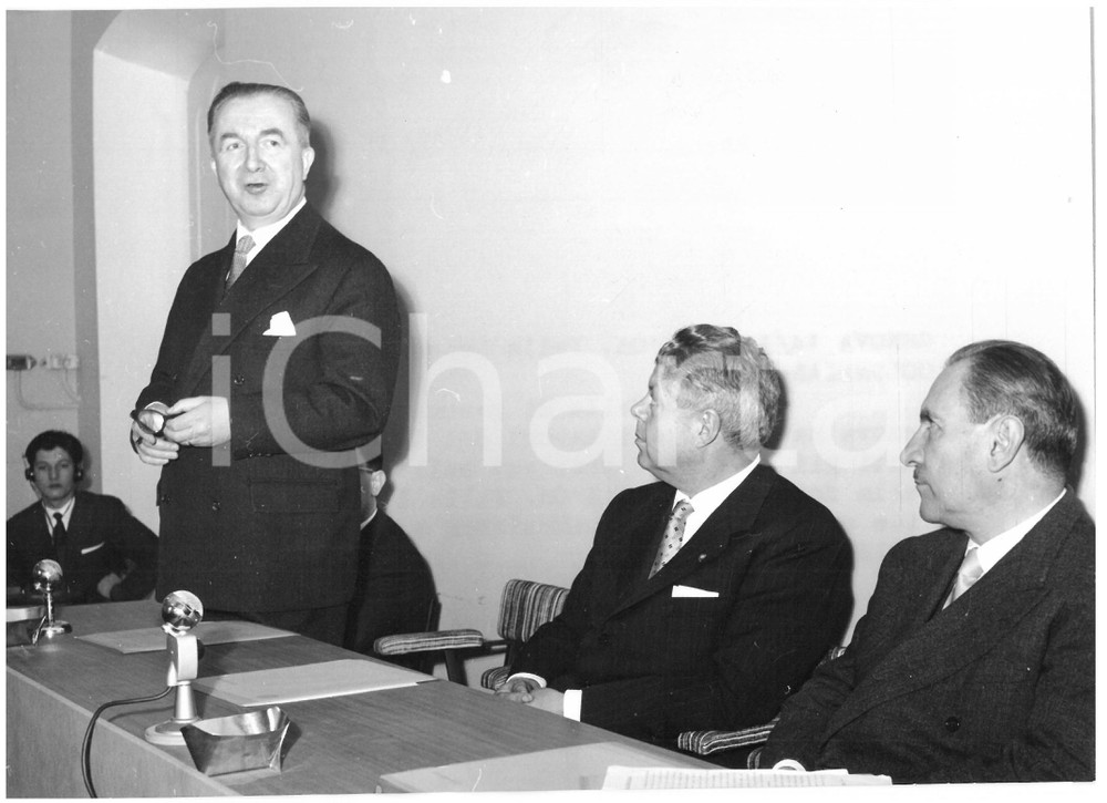 1958 GENOVA Fondazione Columbianum - Giuseppe PELLA - Ing. GUICCIARDI - PRINI Fotografia d'epoca con didascalia coeva al verso.  CONDIZIONI: FAIR (ondulazione al margine sinistro; timbro al verso visibile) CONDIZIONI: 18x13 cm    originale e autentica 1