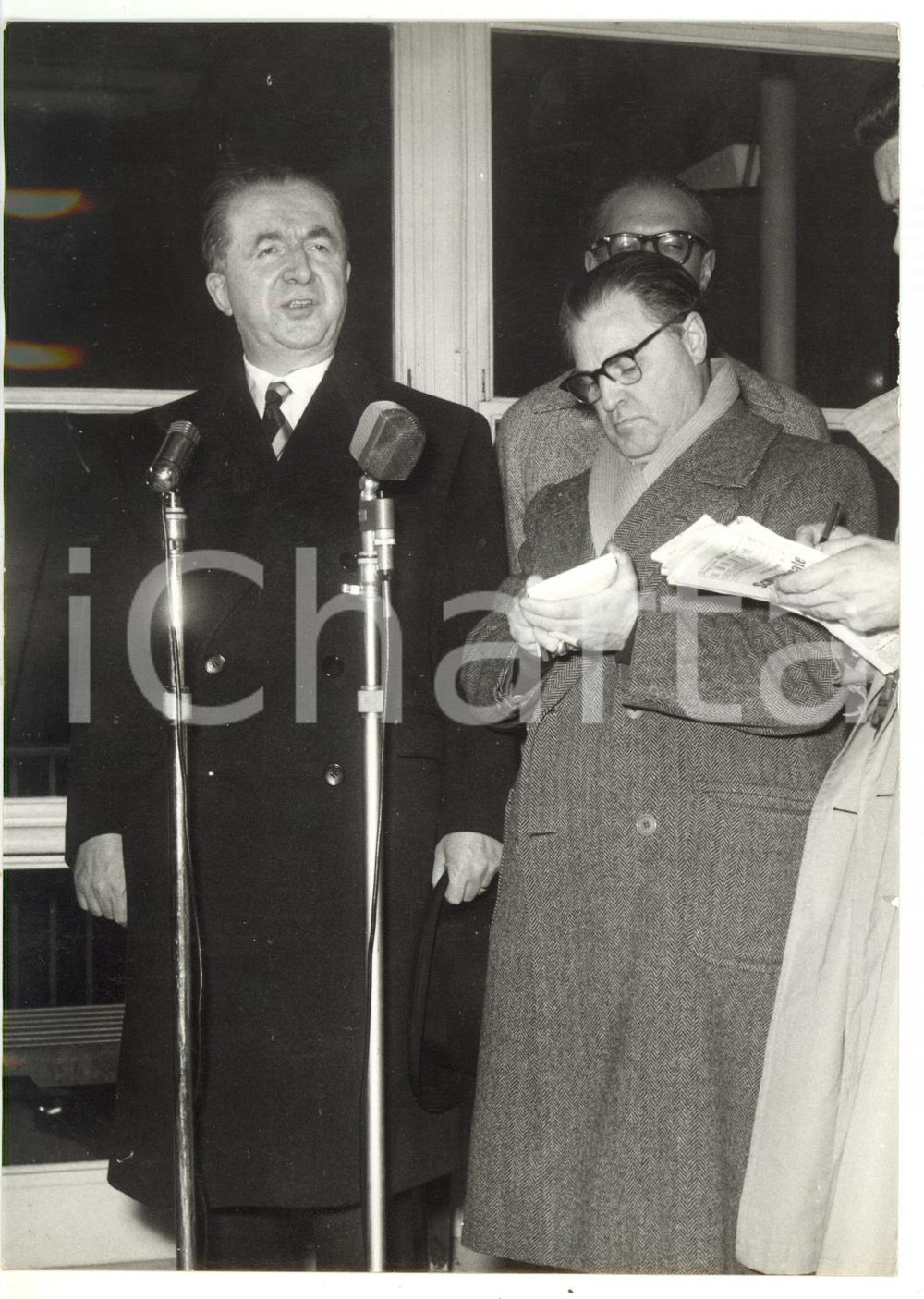 1957 ROMA Giuseppe PELLA rilascia intervista prima della partenza per Parigi Fotografia d'epoca con didascalia coeva al verso.  CONDIZIONI: G (ma lieve ondulazione) CONDIZIONI: 13x18 cm    originale e autentica 1