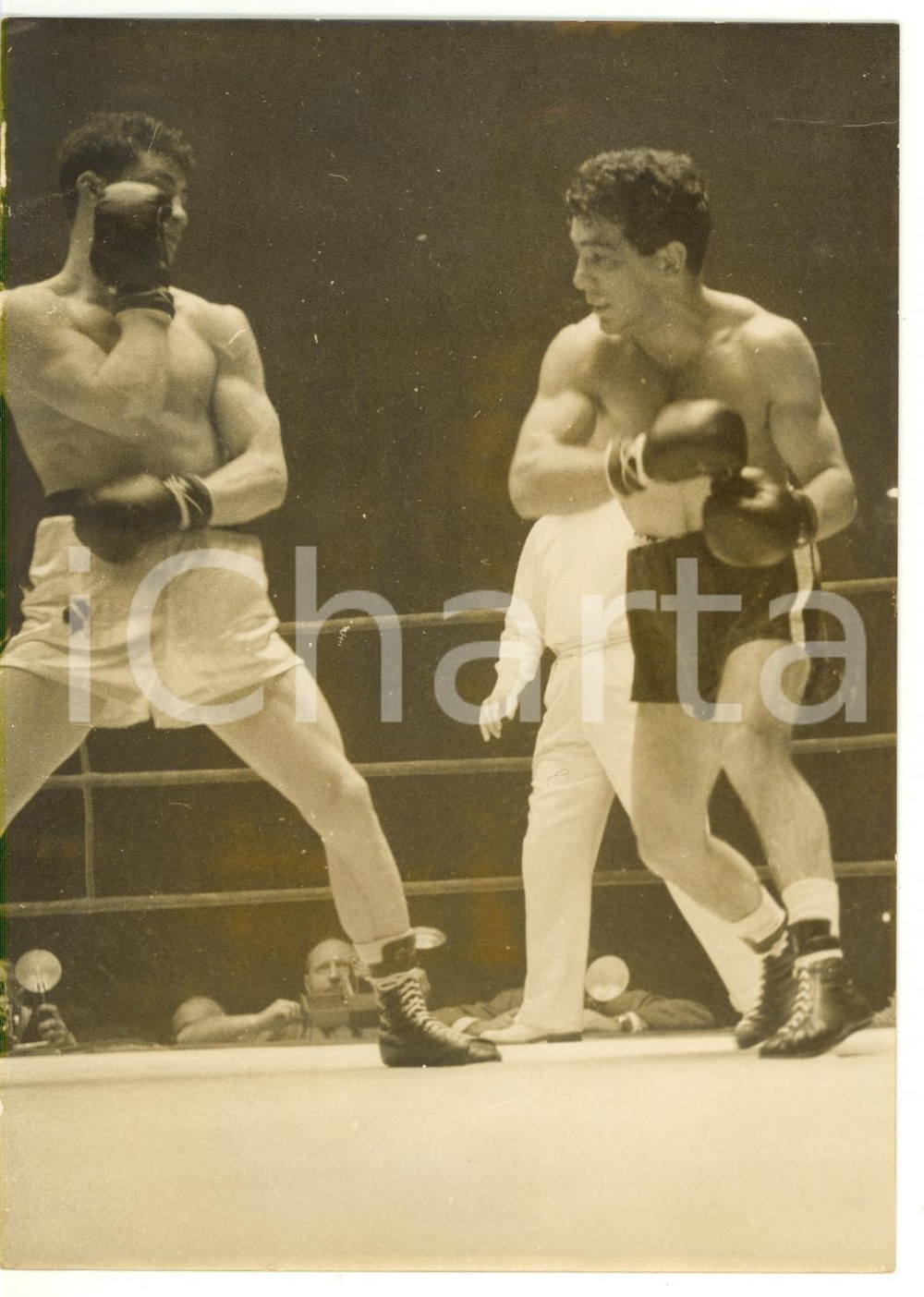 1956 PARIS Palais des Sports - PUGILATO Duilio LOI contro Felix CHIOCCA *Foto Fotografia d'epoca con didascalia coeva al verso.  CONDIZIONI: POOR (bassa qualit&agrave; di stampa; alone diffuso; piccole piegature ai margini; didascalia al verso danneggiata) CONDIZIONI: 13x18 cm    originale e autentica 1