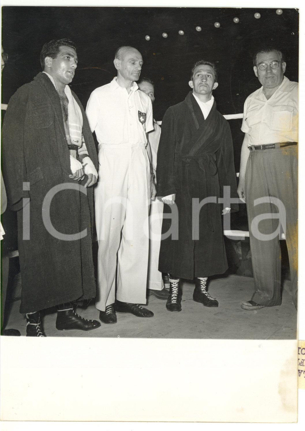 1954 MILANO - PUGILATO Duilio LOI vince l'incontro contro Jacques HERBILLON  Fotografia d'epoca con didascalia coeva al verso.  CONDIZIONI: FAIR (aloni al margine destro; lieve sovraimpressione) CONDIZIONI: 13x18 cm    originale e autentica 1