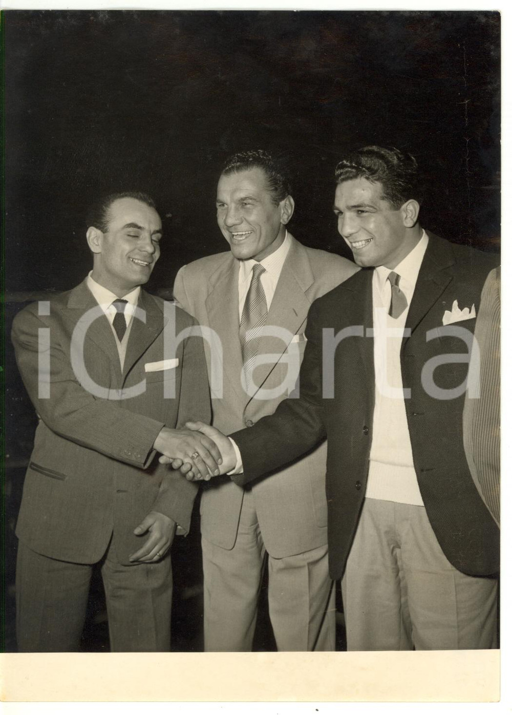 1955 MILANO Nazzareno GIANNELLI - Aldo SPOLDI - Duilio LOI *Foto 13x18 cm Fotografia d'epoca con didascalia coeva al verso.  CONDIZIONI: G (ma lieve sovraimpressione al margine destro) CONDIZIONI: 13x18 cm    originale e autentica 1