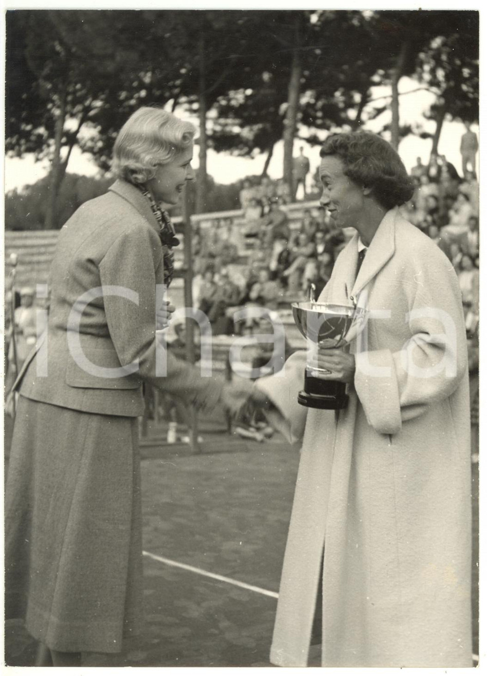 1953 ROMA Foro Italico Clare BOOTHE LUCE premia vincitrice torneo TENNIS *Foto Fotografia d'epoca con didascalia coeva al verso.  CONDIZIONI: G (ma piccola sovraimpressione) CONDIZIONI: 13x18 cm    originale e autentica 1