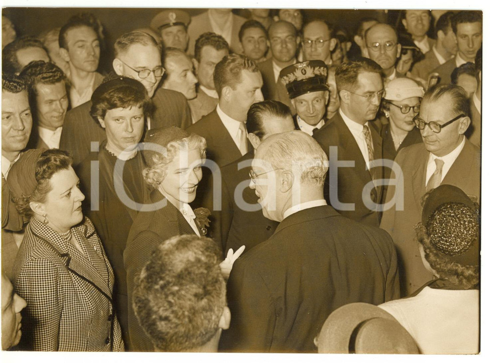 1955 ca MILANO Arrivo di Clare BOOTHE LUCE ambasciatrice USA *Foto 18x13 Fotografia d'epoca.  CONDIZIONI: FAIR (alone diffuso e lievi sovraimpressioni) CONDIZIONI: 18x13 cm    originale e autentica 1