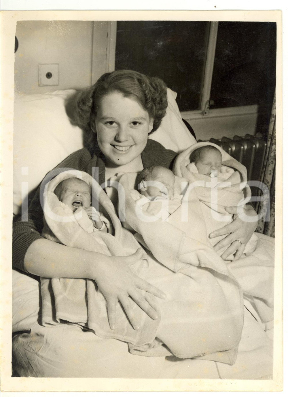 1955 LONDON Salvation Army Hospital - 20-year-old Margaret BELL and her triplets Fotografia d'epoca con didascalia coeva al verso.  CONDIZIONI: G (ma piccole piegature) CONDIZIONI: 15x20 cm    originale e autentica 1