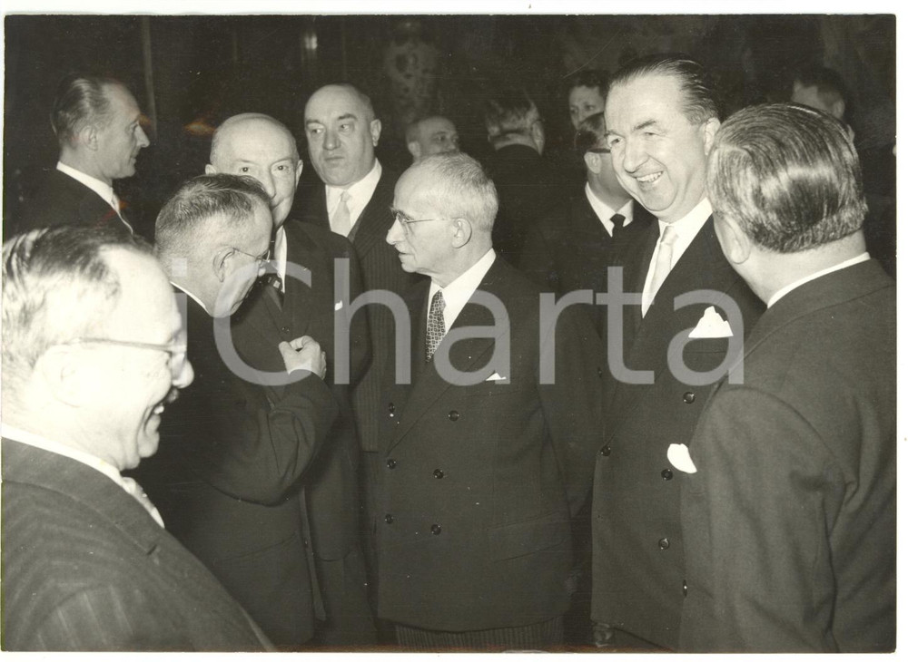 1953 ROMA Luigi EINAUDI riceve auguri natalizi di Giuseppe PELLA *Foto 18x13 cm Fotografia d'epoca con didascalia coeva al verso.  CONDIZIONI: FAIR (ondulazione all'angolo superiore sinistro) CONDIZIONI: 18x13 cm    originale e autentica 1