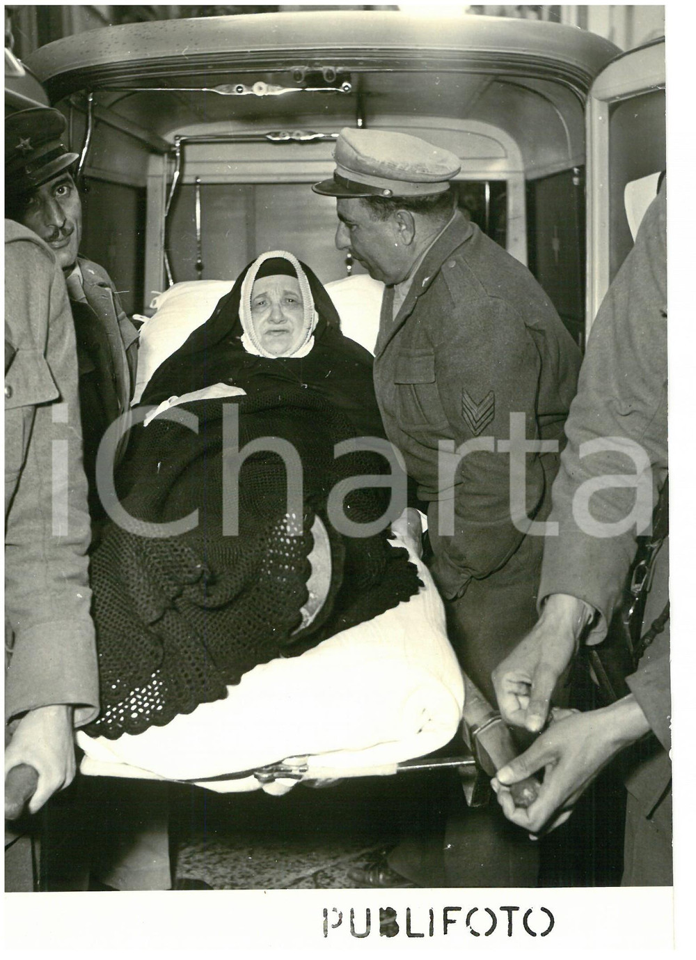 1953 NAPOLI Suora paralitica trasportata al seggio elettorale *Foto 13x18 cm
