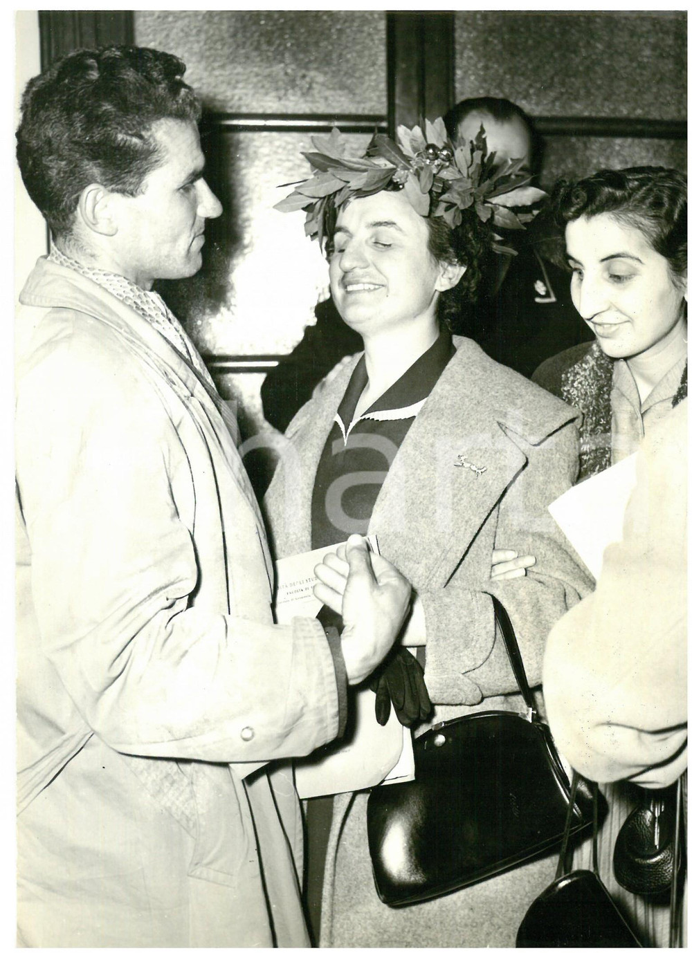 1955 ca BOLOGNA Laurea di Giulia SCOCCIA dell'Istituto ciechi Francesco Cavazza Fotografia d'epoca con didascalia coeva al verso.  CONDIZIONI: G CONDIZIONI: 13x18 cm    originale e autentica 1